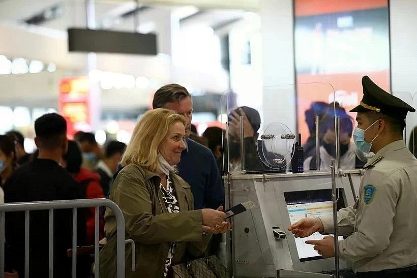 Aviation security staff verify passenger information before security screening at an airport in Vietnam. (Photo: VNA) Aviation security staff verify passenger information before security screening at an airport in Vietnam. (Photo: VNA)