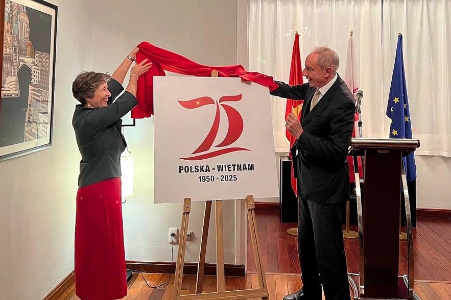 Secretary of State Władysław Teofil Bartoszewski and Ambassador Joanna Skoczek unveil the official logo marking 75 years of diplomatic ties between Vietnam and Poland in 2025. (Photo: Embassy) Secretary of State Władysław Teofil Bartoszewski and Ambassador Joanna Skoczek unveil the official logo marking 75 years of diplomatic ties between Vietnam and Poland in 2025. (Photo: Embassy)