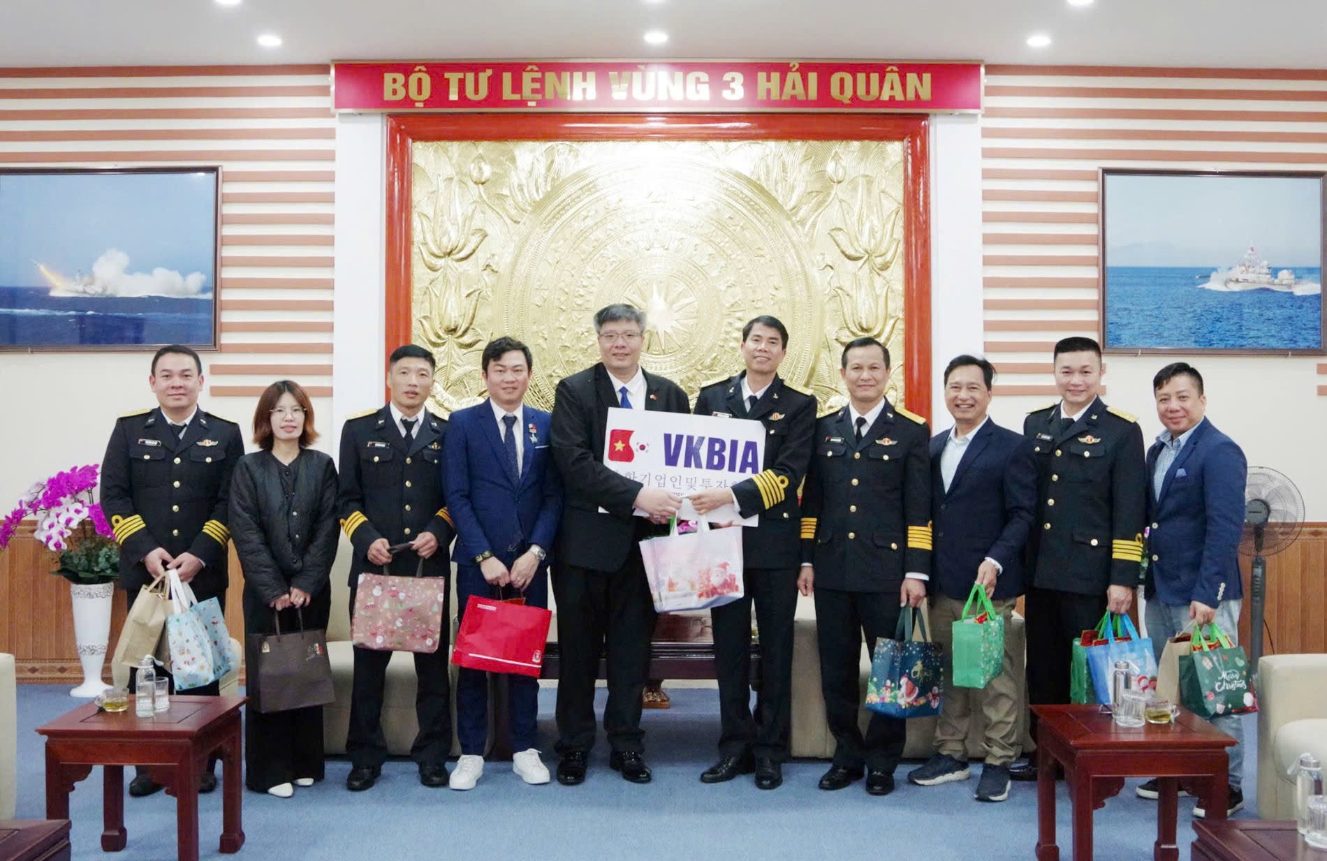 Kiều bào tổ chức “Xuân yêu thương - Tết tri ân” dành tặng cán bộ, chiến sĩ Vùng 3 Hải quân Kiều bào tổ chức “Xuân yêu thương - Tết tri ân” dành tặng cán bộ, chiến sĩ Vùng 3 Hải quân