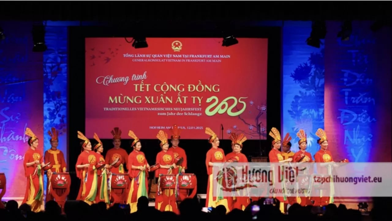 Art performance at the community Tet program celebrating the Year of the Snake. (Photo: Huong Viet Magazine)