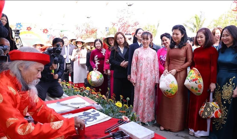 General Secretary’s Spouse, Foreign Female Ambassadors Experience Pre-Tet Atmosphere General Secretary’s Spouse, Foreign Female Ambassadors Experience Pre-Tet Atmosphere