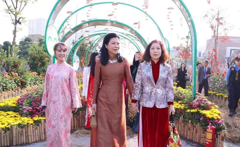 General Secretary’s Spouse, Foreign Female Ambassadors Experience Pre-Tet Atmosphere General Secretary’s Spouse, Foreign Female Ambassadors Experience Pre-Tet Atmosphere