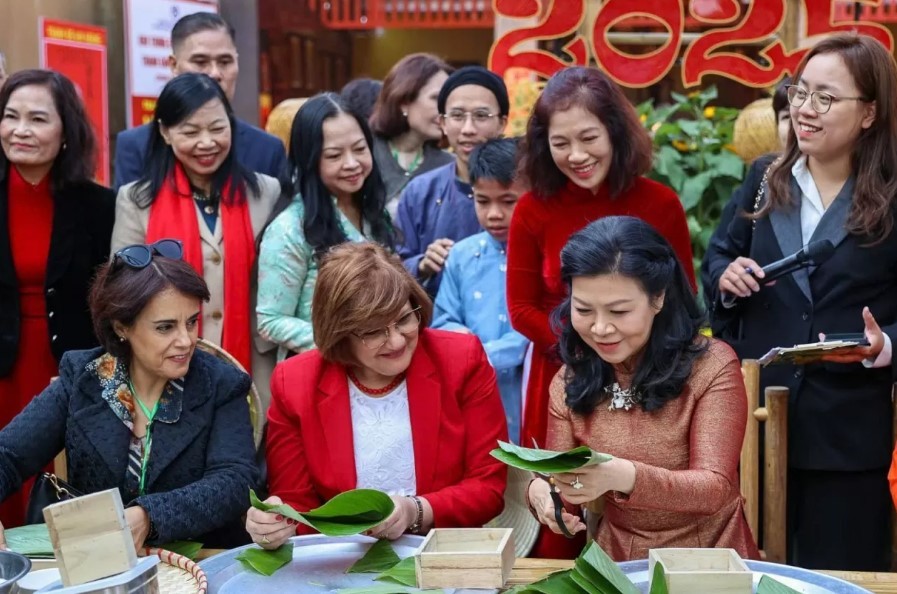 General Secretary’s Spouse, Foreign Female Ambassadors Experience Pre-Tet Atmosphere General Secretary’s Spouse, Foreign Female Ambassadors Experience Pre-Tet Atmosphere