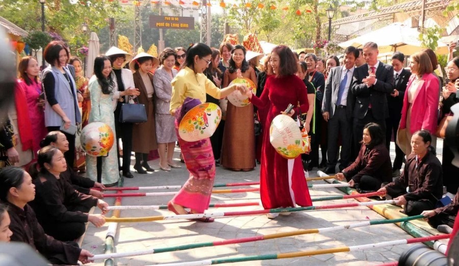 General Secretary’s Spouse, Foreign Female Ambassadors Experience Pre-Tet Atmosphere General Secretary’s Spouse, Foreign Female Ambassadors Experience Pre-Tet Atmosphere