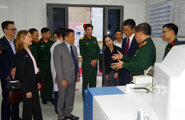 Nhật Bản tài trợ 25 hệ thống trang thiết bị hiện đại của phân tích dioxin và môi trường Nhật Bản tài trợ 25 hệ thống trang thiết bị hiện đại của phân tích dioxin và môi trường
