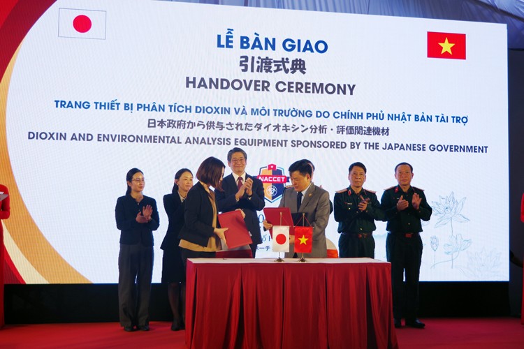 Nhật Bản tài trợ 25 hệ thống trang thiết bị hiện đại của phân tích dioxin và môi trường Nhật Bản tài trợ 25 hệ thống trang thiết bị hiện đại của phân tích dioxin và môi trường