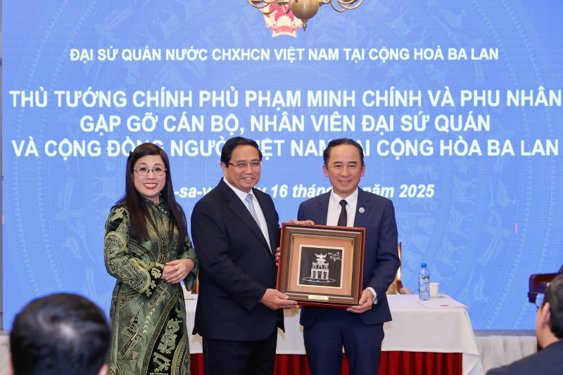 Thủ tướng xúc động giải đáp 10 kiến nghị của kiều bào tại Ba Lan