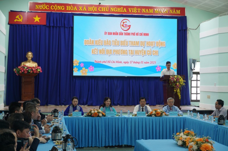 Kiều bào thăm và tặng quà tại Củ Chi (TP.HCM) Kiều bào thăm và tặng quà tại Củ Chi (TP.HCM)