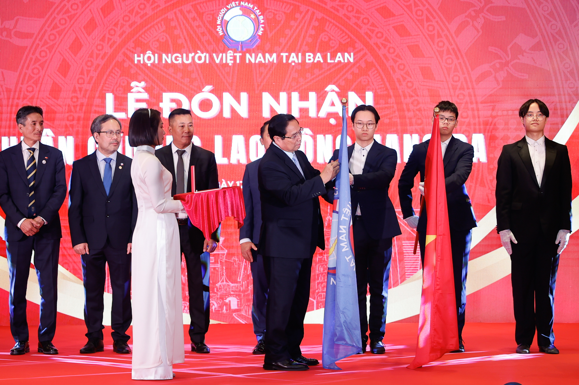 Đón Tết sớm với kiều bào xa quê, Thủ tướng mong bà con đoàn kết và tự cường- Ảnh 3. Đón Tết sớm với kiều bào xa quê, Thủ tướng mong bà con đoàn kết và tự cường- Ảnh 3.