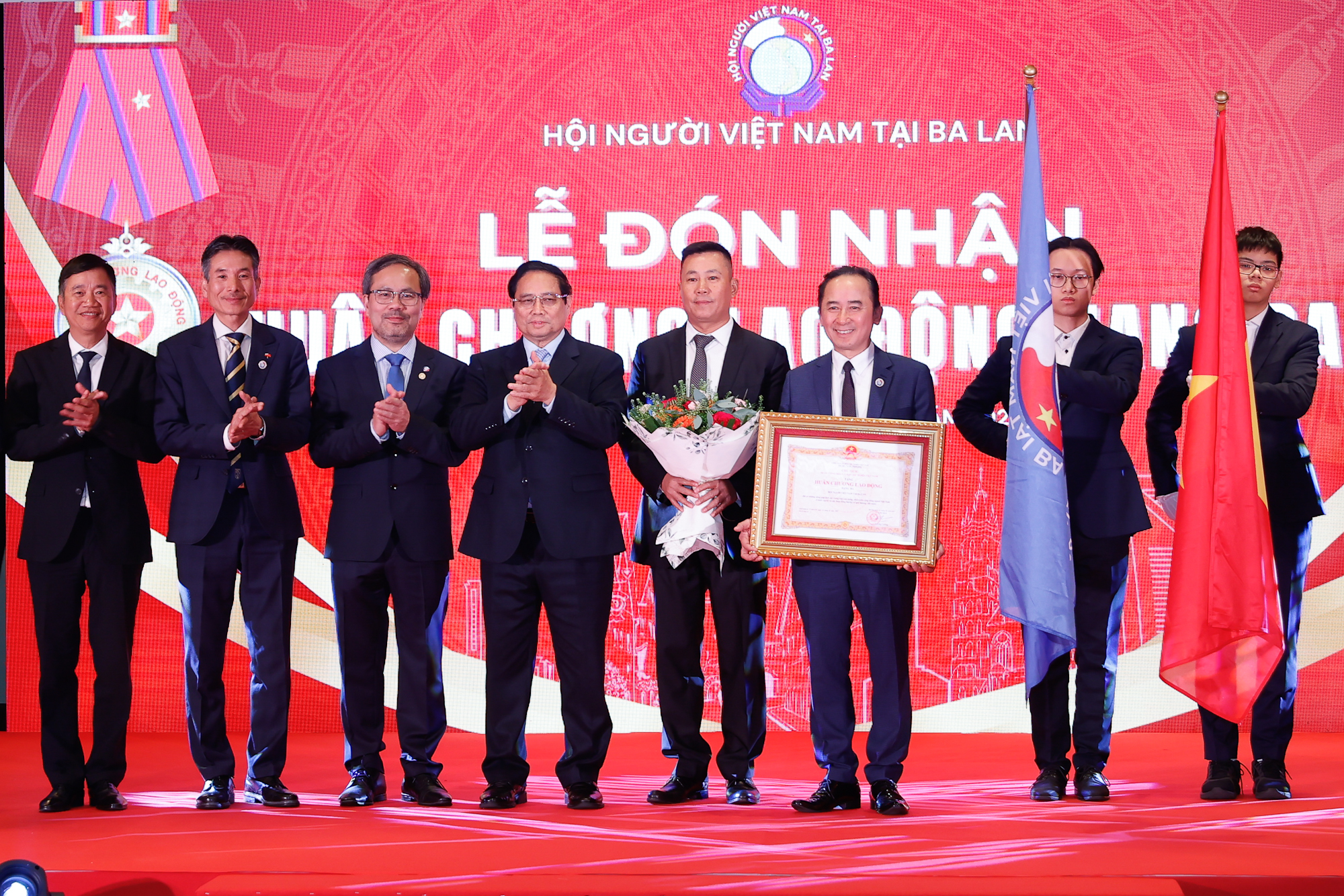 Đón Tết sớm với kiều bào xa quê, Thủ tướng mong bà con đoàn kết và tự cường- Ảnh 4. Đón Tết sớm với kiều bào xa quê, Thủ tướng mong bà con đoàn kết và tự cường- Ảnh 4.