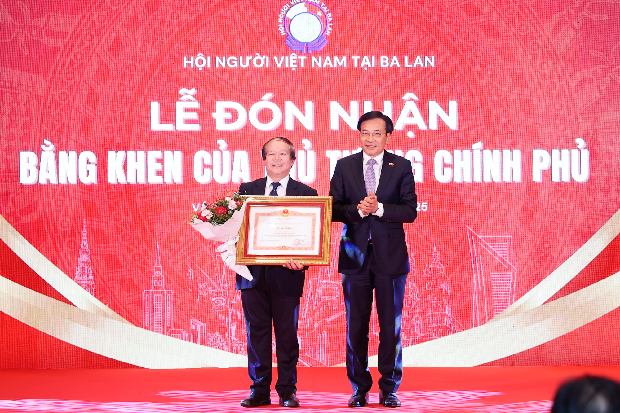 Đón Tết sớm với kiều bào xa quê, Thủ tướng mong bà con đoàn kết và tự cường- Ảnh 6. Đón Tết sớm với kiều bào xa quê, Thủ tướng mong bà con đoàn kết và tự cường- Ảnh 6.