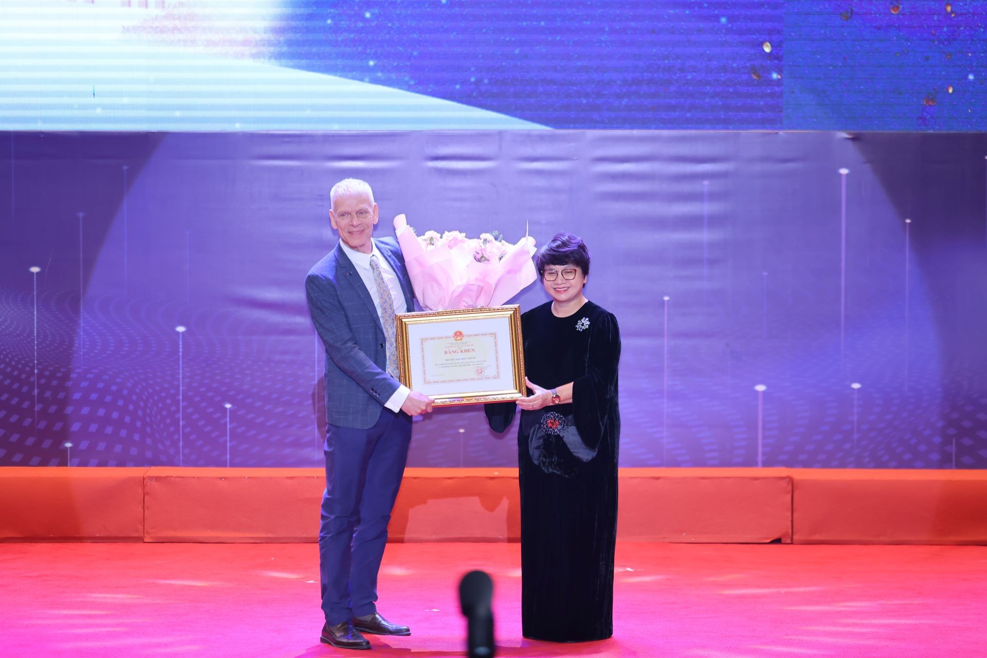 Trường đại học của tỷ phú Phạm Nhật Vượng được Bộ GD&ĐT vinh danh Trường đại học của tỷ phú Phạm Nhật Vượng được Bộ GD&ĐT vinh danh