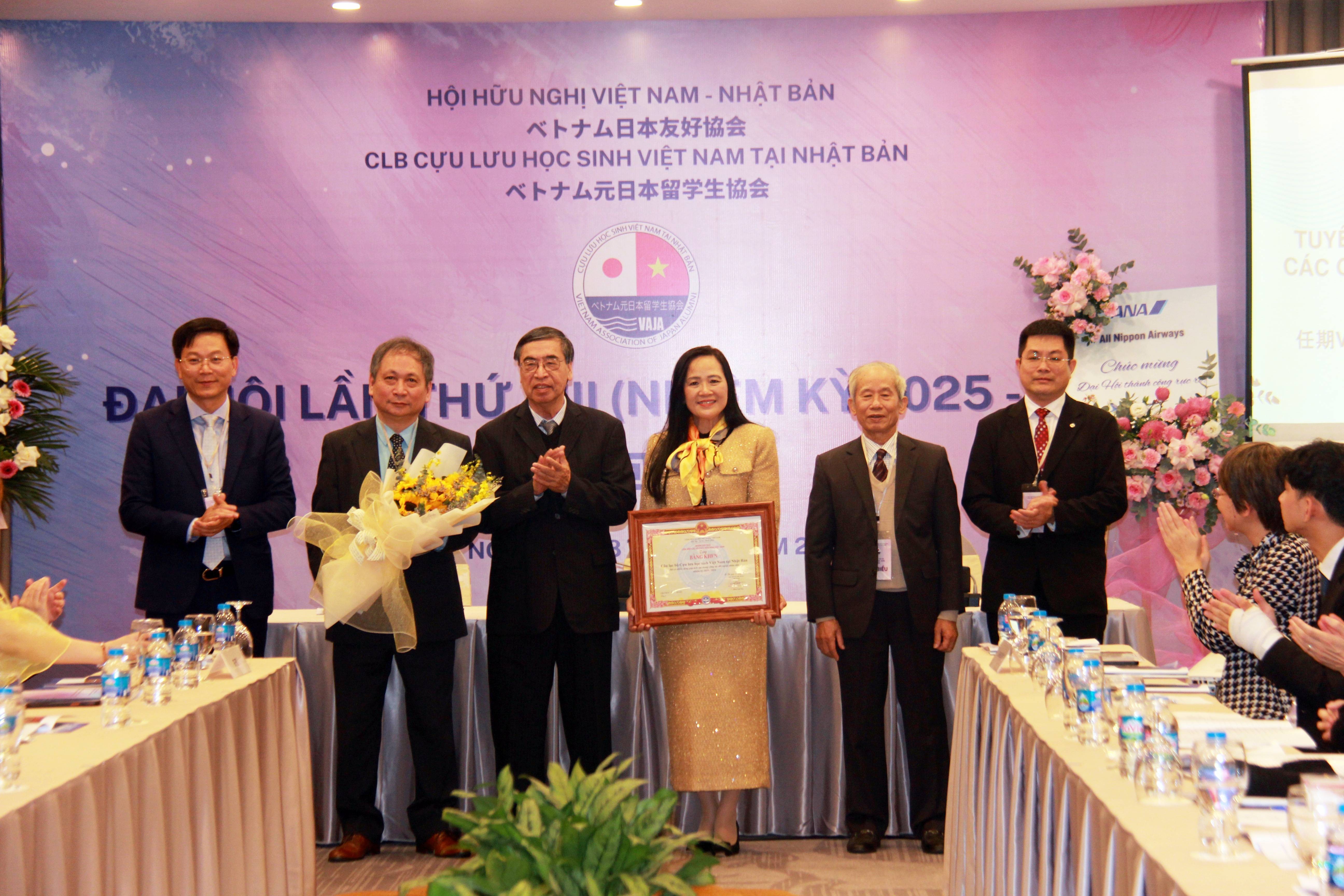 Phó Chủ tịch Hội hữu nghị Việt Nam - Nhật Bản trao Bằng khen của Đoàn Chủ tịch Liên hiệp các tổ chức hữu nghị Việt Nam cho tập thể VAJA. (Ảnh: Thành Luân) Phó Chủ tịch Hội hữu nghị Việt Nam - Nhật Bản trao Bằng khen của Đoàn Chủ tịch Liên hiệp các tổ chức hữu nghị Việt Nam cho tập thể VAJA. (Ảnh: Thành Luân)