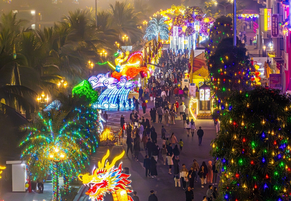Biển người chen chân trong ngày khai mạc Lễ hội Xuân lớn nhất Việt Nam tại Ocean City