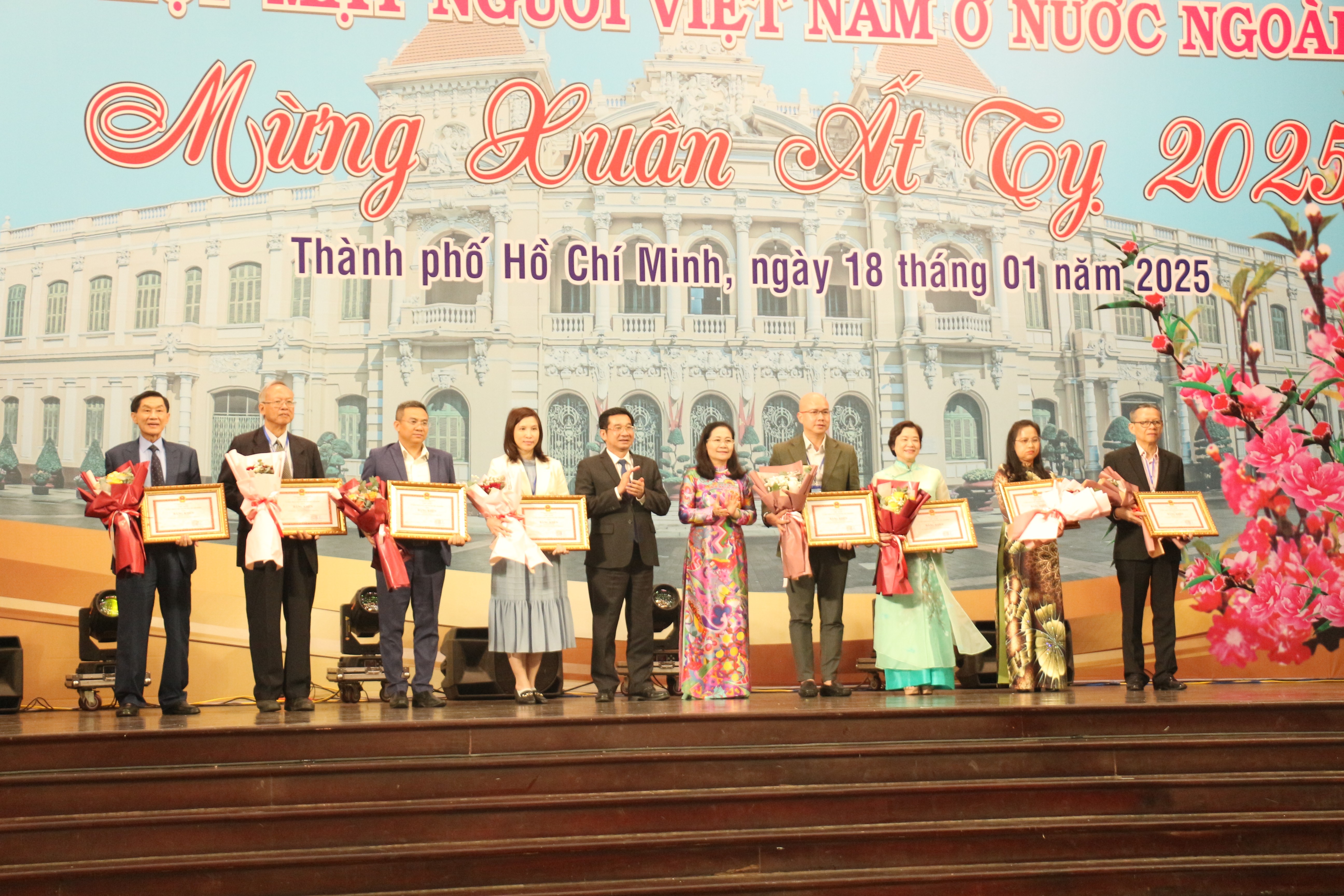 cá nhân có thành tích xuất sắc phục vụ phát triển Thành phố cá nhân có thành tích xuất sắc phục vụ phát triển Thành phố