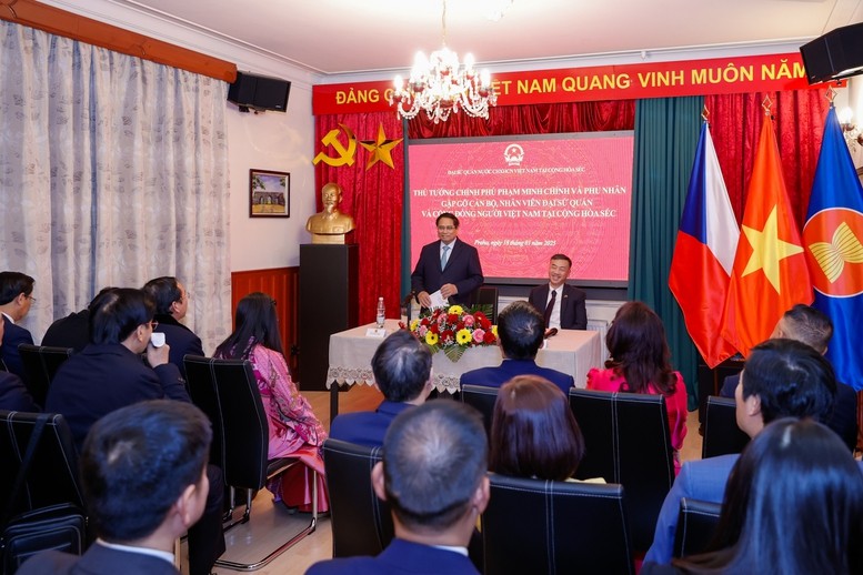 Thủ tướng Phạm Minh Chính bày tỏ vui mừng trước sự trưởng thành, lớn mạnh không ngừng của cộng đồng người Việt tại Séc - Ảnh: VGP/Nhật Bắc Thủ tướng Phạm Minh Chính bày tỏ vui mừng trước sự trưởng thành, lớn mạnh không ngừng của cộng đồng người Việt tại Séc - Ảnh: VGP/Nhật Bắc