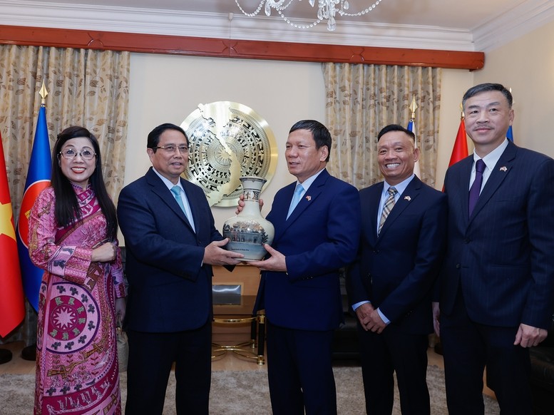 Thủ tướng tặng quà Liên hiệp Hội người Việt Nam tại châu Âu và Séc - Ảnh: VGP/Nhật Bắc Thủ tướng tặng quà Liên hiệp Hội người Việt Nam tại châu Âu và Séc - Ảnh: VGP/Nhật Bắc