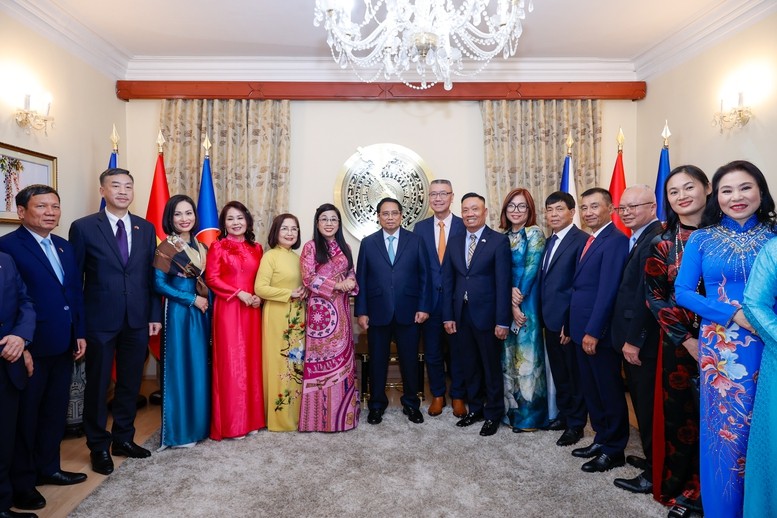Thủ tướng Phạm Minh Chính cùng Phu nhân Lê Thị Bích Trân với cán bộ, nhân viên Đại sứ quán và cộng đồng người Việt tại Séc - Ảnh: VGP/Nhật Bắc Thủ tướng Phạm Minh Chính cùng Phu nhân Lê Thị Bích Trân với cán bộ, nhân viên Đại sứ quán và cộng đồng người Việt tại Séc - Ảnh: VGP/Nhật Bắc