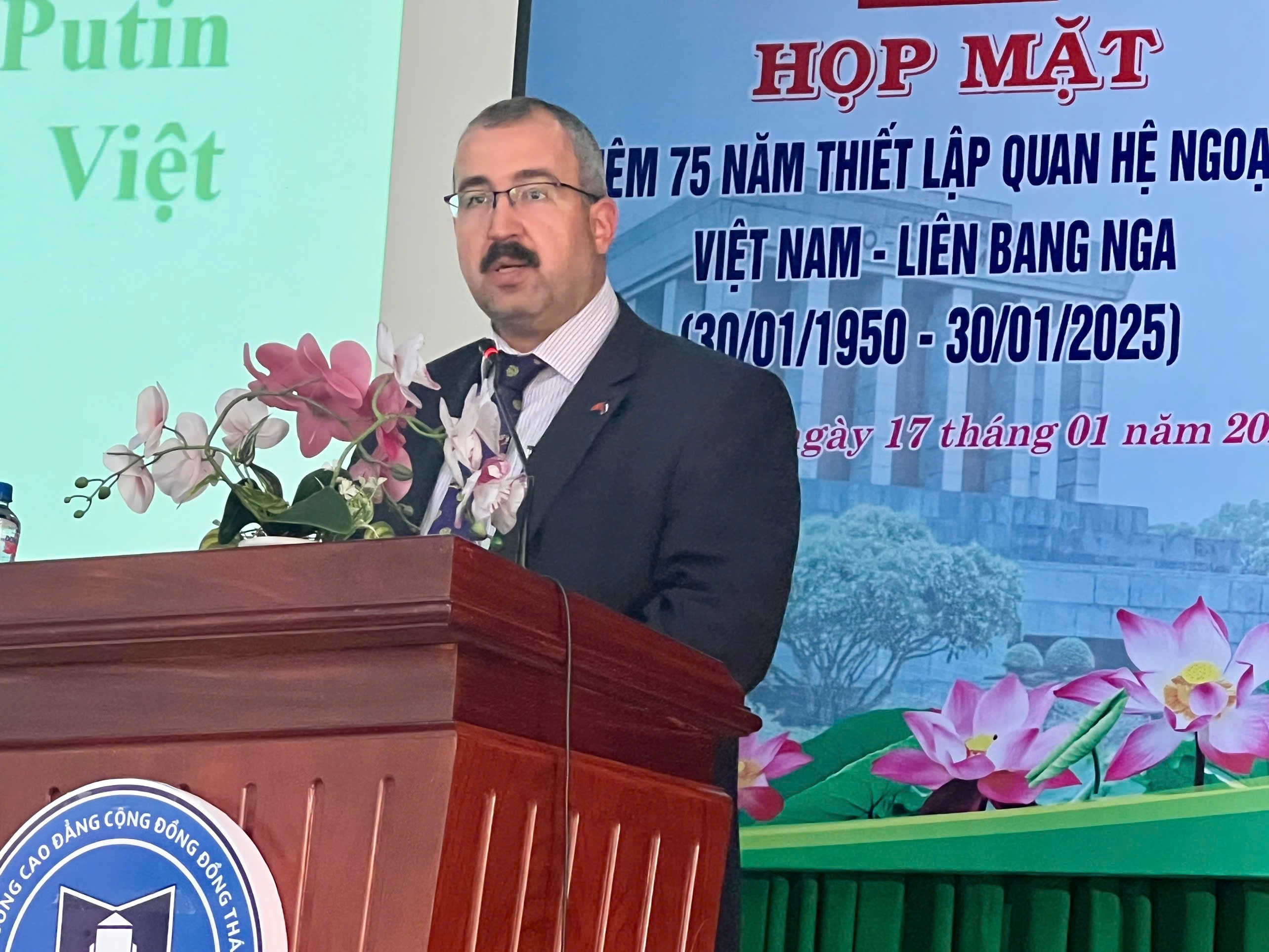 Tổng Lãnh sự Liên bang Nga tại Thành phố Hồ Chí Minh Sadykov Timur Sirozhevich phát biểu tại sự kiện. (Ảnh: dufo.dongthap.gov.vn) Tổng Lãnh sự Liên bang Nga tại Thành phố Hồ Chí Minh Sadykov Timur Sirozhevich phát biểu tại sự kiện. (Ảnh: dufo.dongthap.gov.vn)