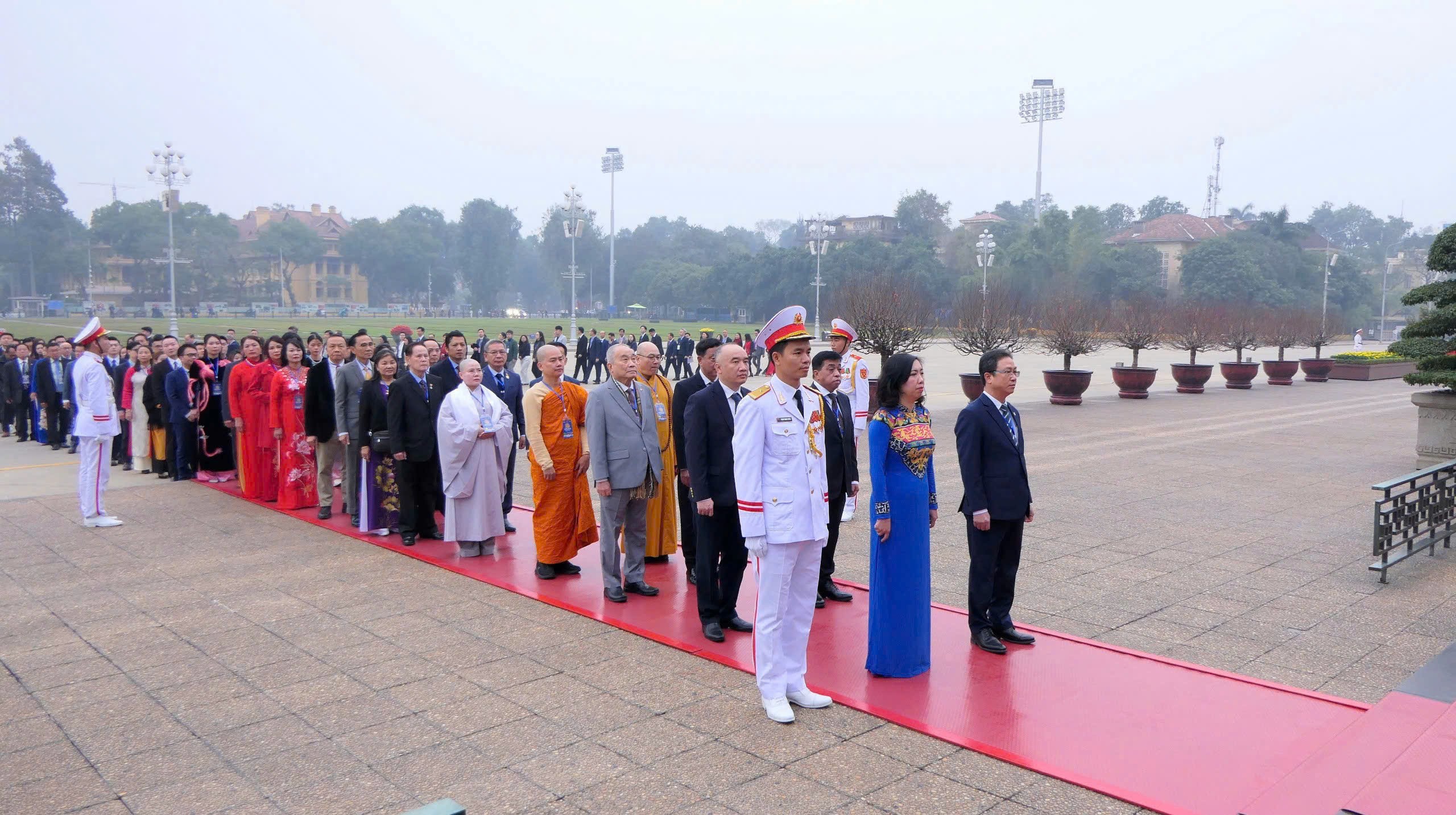 Chủ tịch nước và phu nhân cùng kiều bào thực hiện nghi thức thả cá chép tại Ao cá Bác Hồ Chủ tịch nước và phu nhân cùng kiều bào thực hiện nghi thức thả cá chép tại Ao cá Bác Hồ