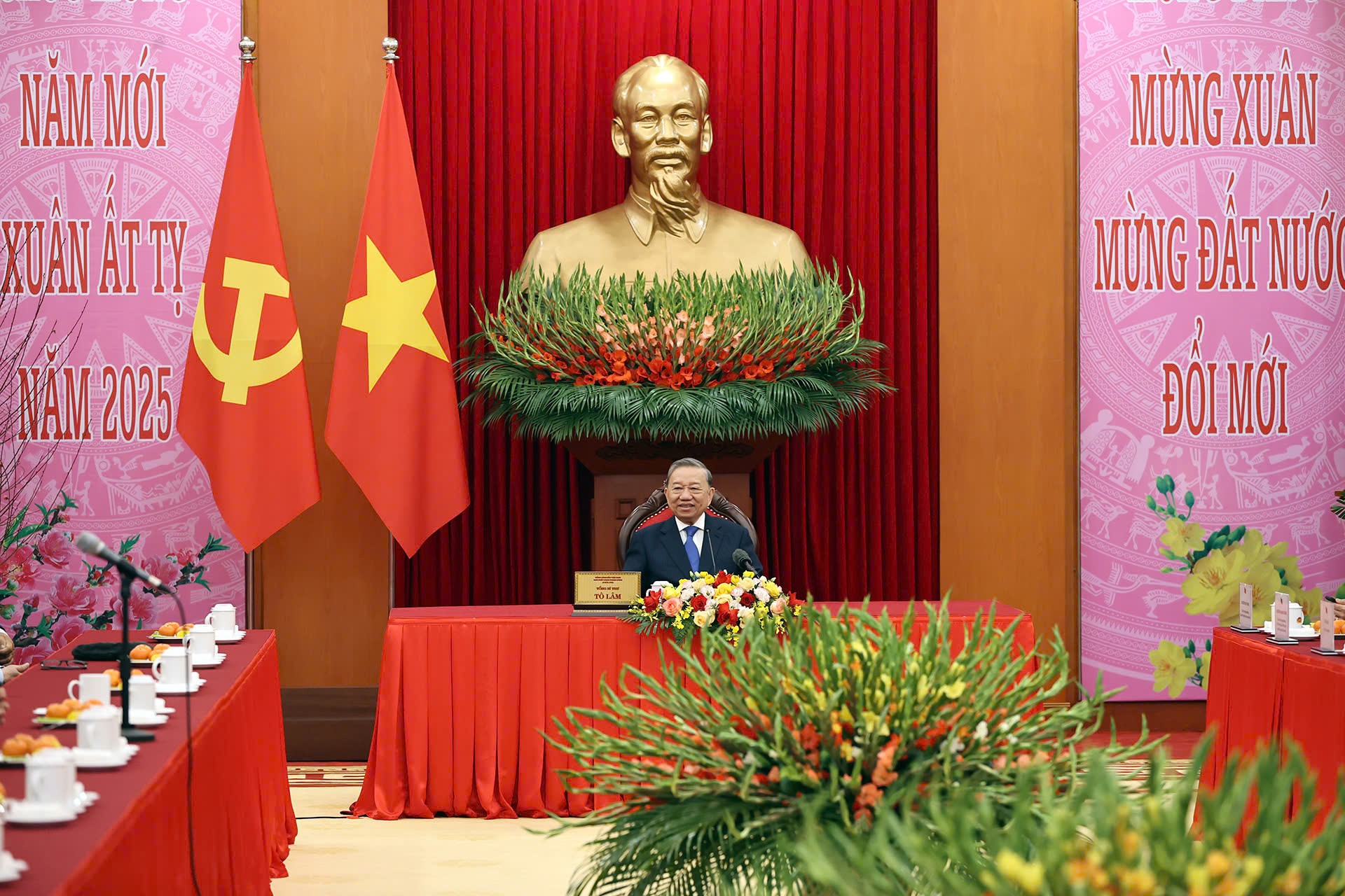 Tổng Bí thư Tô Lâm tiếp đoàn 100 kiều bào tiêu biểu tham dự Xuân Quê hương