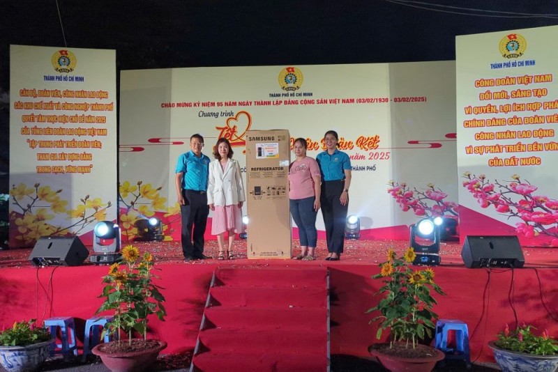 Nhiều hoạt động tặng quà người lao động (Ảnh: T.L). Nhiều hoạt động tặng quà người lao động (Ảnh: T.L).