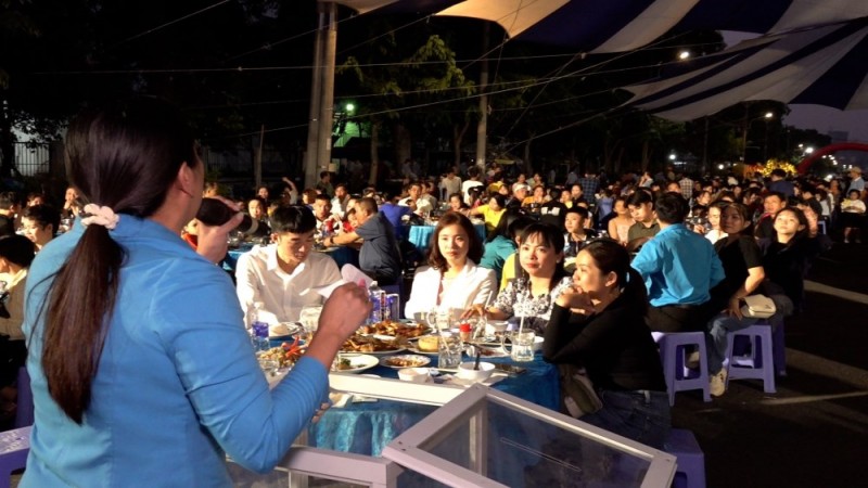 Các công nhân tham gia buổi tiệc công đoàn ấm cúng (Ảnh: T.L). Các công nhân tham gia buổi tiệc công đoàn ấm cúng (Ảnh: T.L).