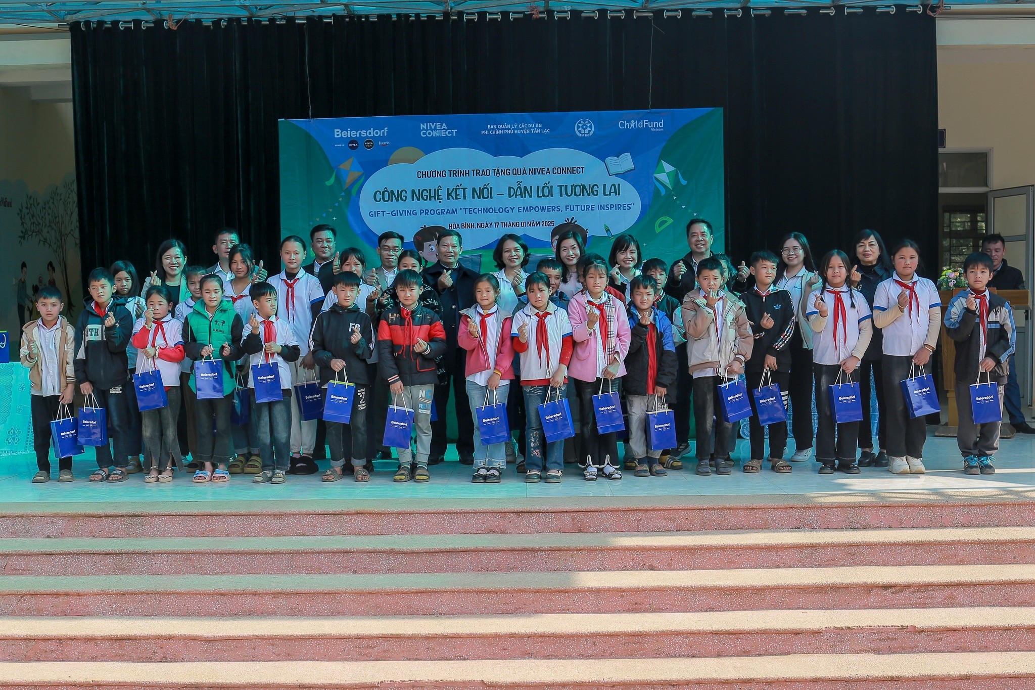 ChildFund Việt Nam thúc đẩy năng lực số cho học sinh vùng khó khăn huyện Tân Lạc (Hòa Bình) Học sinh vùng khó khăn tại Hòa Bình được tài trợ thiết bị giáo dục