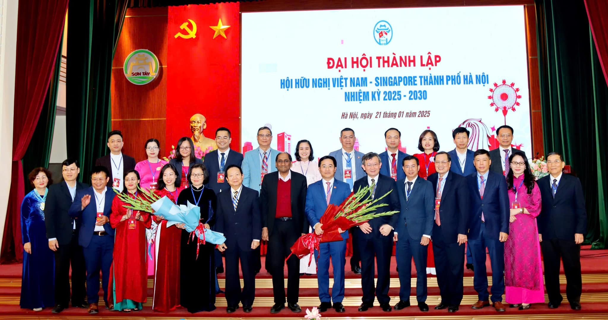 Ban Chấp hành Hội hữu nghị Việt Nam - Singapore thành phố Hà Nội chụp ảnh cùng các đại biểu. (Ảnh: haufo.hanoi.gov.vn)