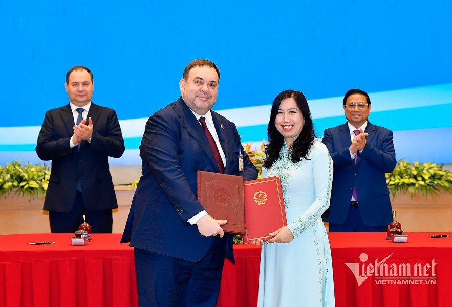 Prime Ministers Pham Minh Chinh and Roman Golovchenko witnessed the signing of the visa exemption agreement between Vietnam and Belarus on December 8, 2023. Prime Ministers Pham Minh Chinh and Roman Golovchenko witnessed the signing of the visa exemption agreement between Vietnam and Belarus on December 8, 2023.