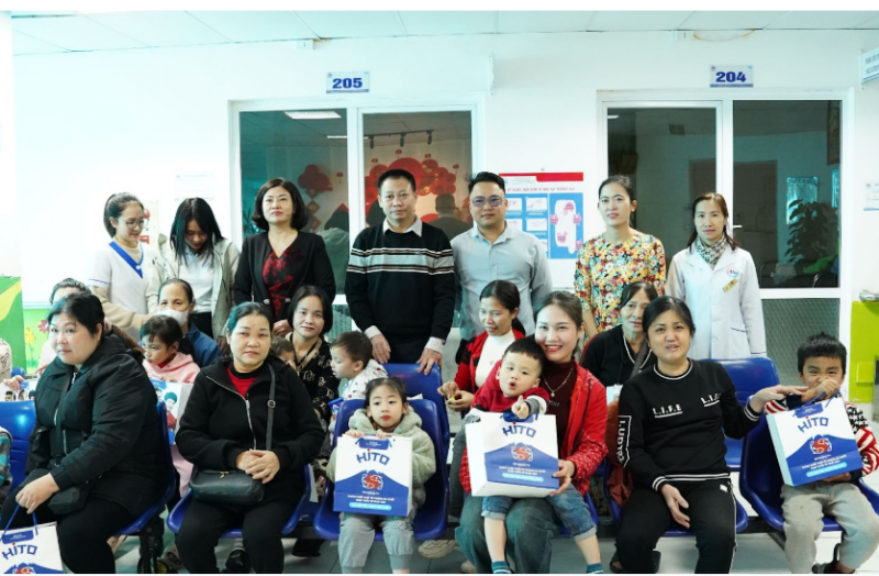 Đại diện Hito Việt Nam trao quà cho các bệnh nhi tại Thái Bình Đại diện Hito Việt Nam trao quà cho các bệnh nhi tại Thái Bình