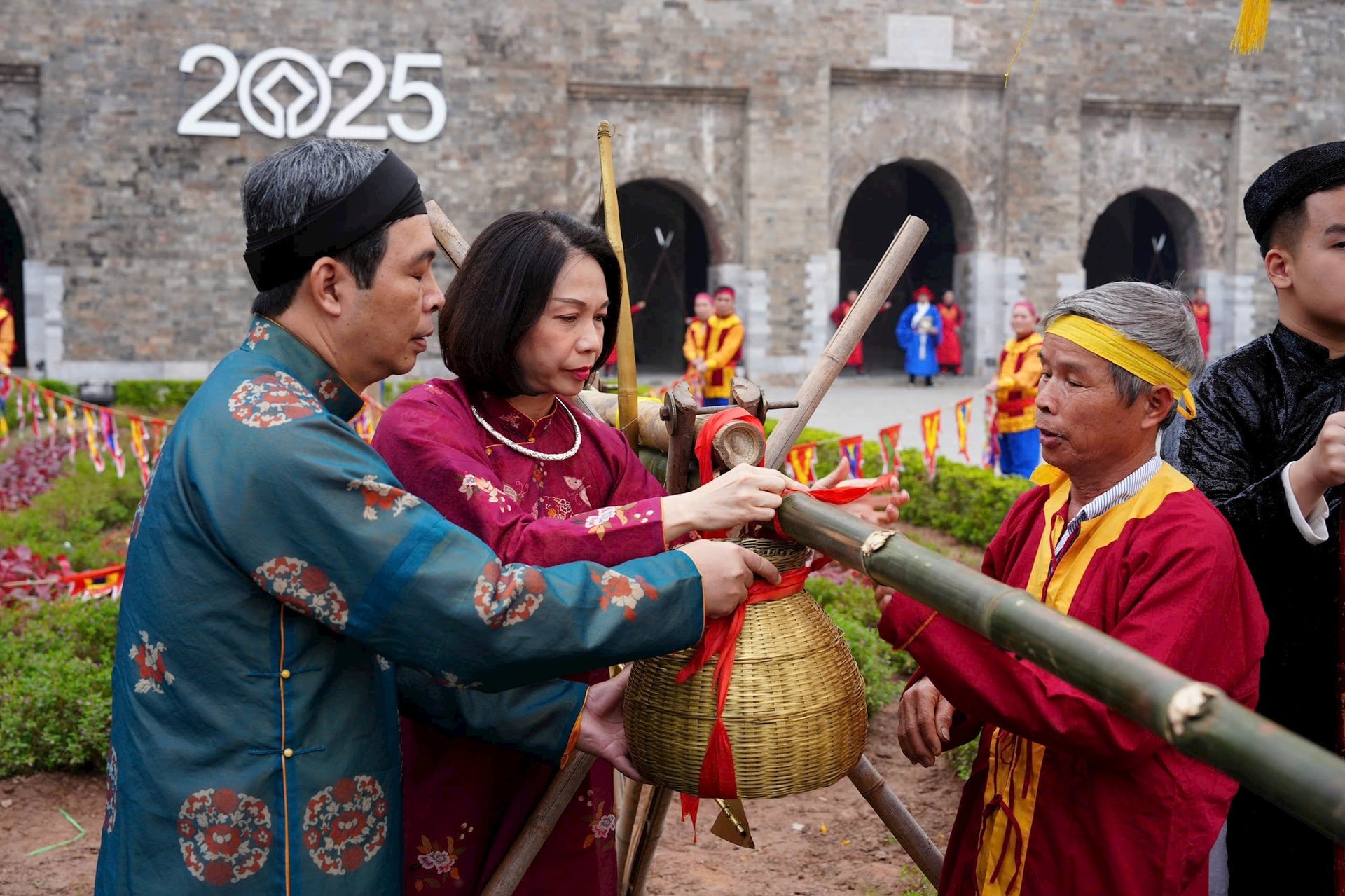 Lễ dựng cây nêu là nghi thức không thể thiếu trong dịp Tết Nguyên đán tại Việt Nam. Cây nêu là biểu tượng của mùa xuân, mang những ý nghĩa tốt đẹp, phúc lành. Khi cây nêu được dựng lên trong Hoàng cung là lúc dân chúng cũng bắt đầu dựng nêu trước sân nhà mình. (Ảnh: Báo Hà Nội mới)