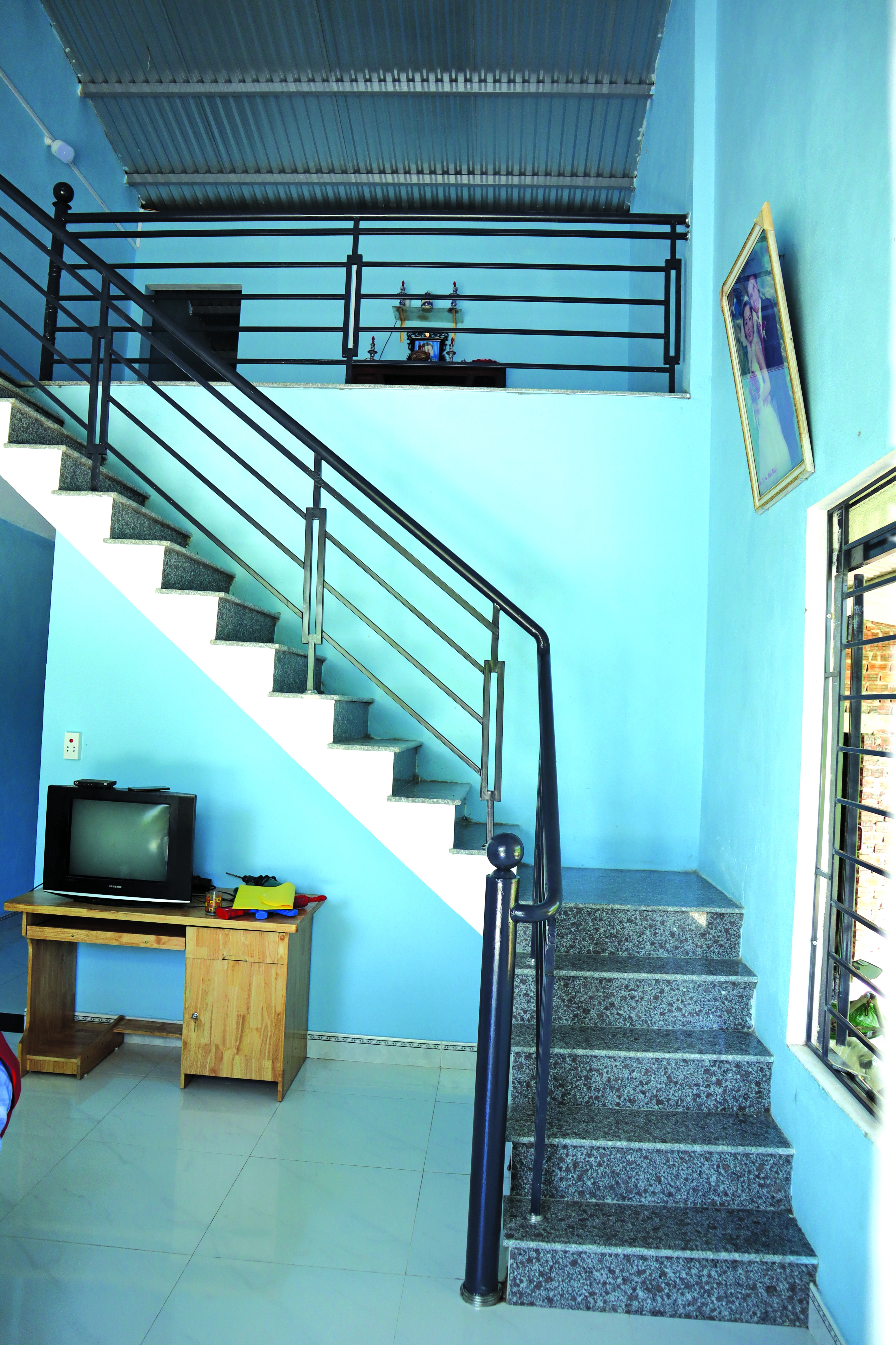 Căn nhà có gác lửng kiên cố giúp gia đình anh Thoại yên tâm tránh trú trong mùa mưa bão. (Ảnh: Habitat Việt Nam) Căn nhà có gác lửng kiên cố giúp gia đình anh Thoại yên tâm tránh trú trong mùa mưa bão. (Ảnh: Habitat Việt Nam)