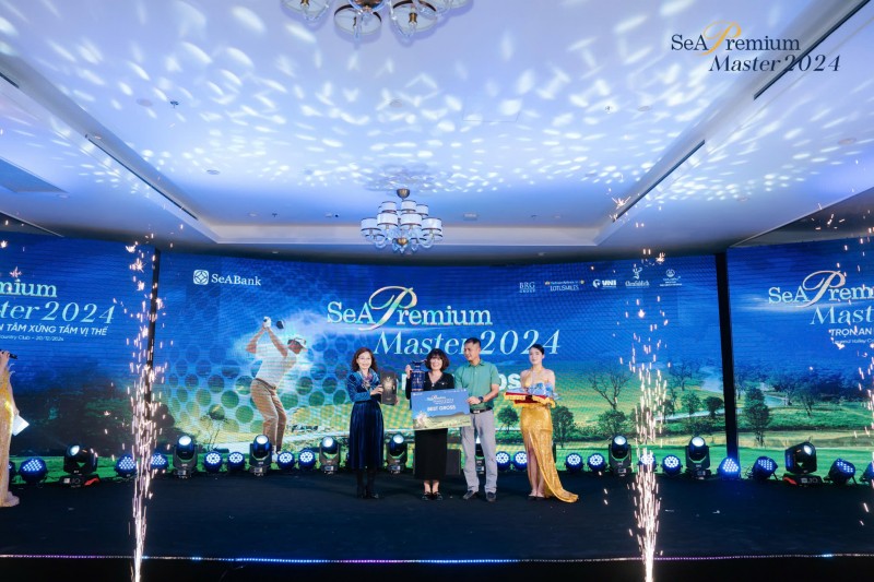 Không chỉ mang tới những trải nghiệm độc bản, SeABank còn dành tặng nhiều quà tặng và giải thưởng ý nghĩa và giá trị lên tới 1,5 tỷ đồng cho các golfer Không chỉ mang tới những trải nghiệm độc bản, SeABank còn dành tặng nhiều quà tặng và giải thưởng ý nghĩa và giá trị lên tới 1,5 tỷ đồng cho các golfer