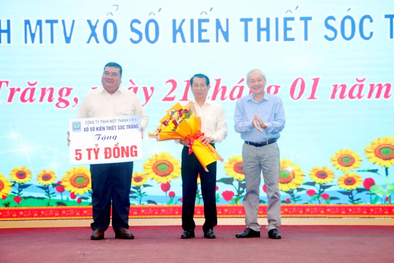 Sóc Trăng: Trao hơn 390 suất học bổng cho học sinh, sinh viên hiếu học Sóc Trăng: Trao hơn 390 suất học bổng cho học sinh, sinh viên hiếu học