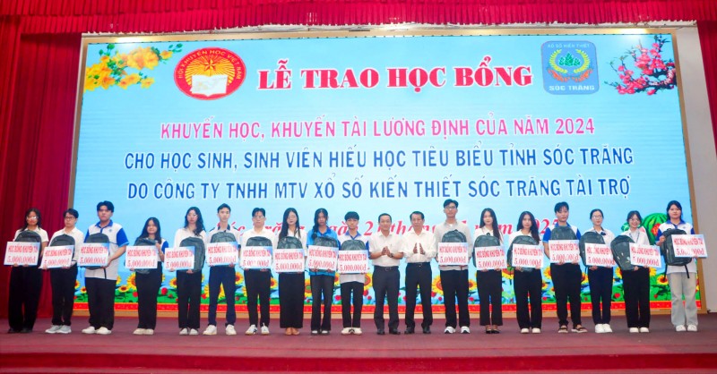 Sóc Trăng: Trao hơn 390 suất học bổng cho học sinh, sinh viên hiếu học Sóc Trăng: Trao hơn 390 suất học bổng cho học sinh, sinh viên hiếu học