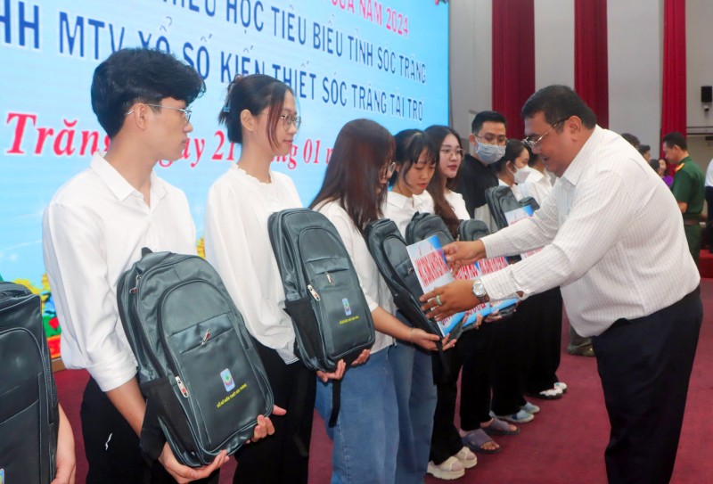 Sóc Trăng: Trao hơn 390 suất học bổng cho học sinh, sinh viên hiếu học Sóc Trăng: Trao hơn 390 suất học bổng cho học sinh, sinh viên hiếu học