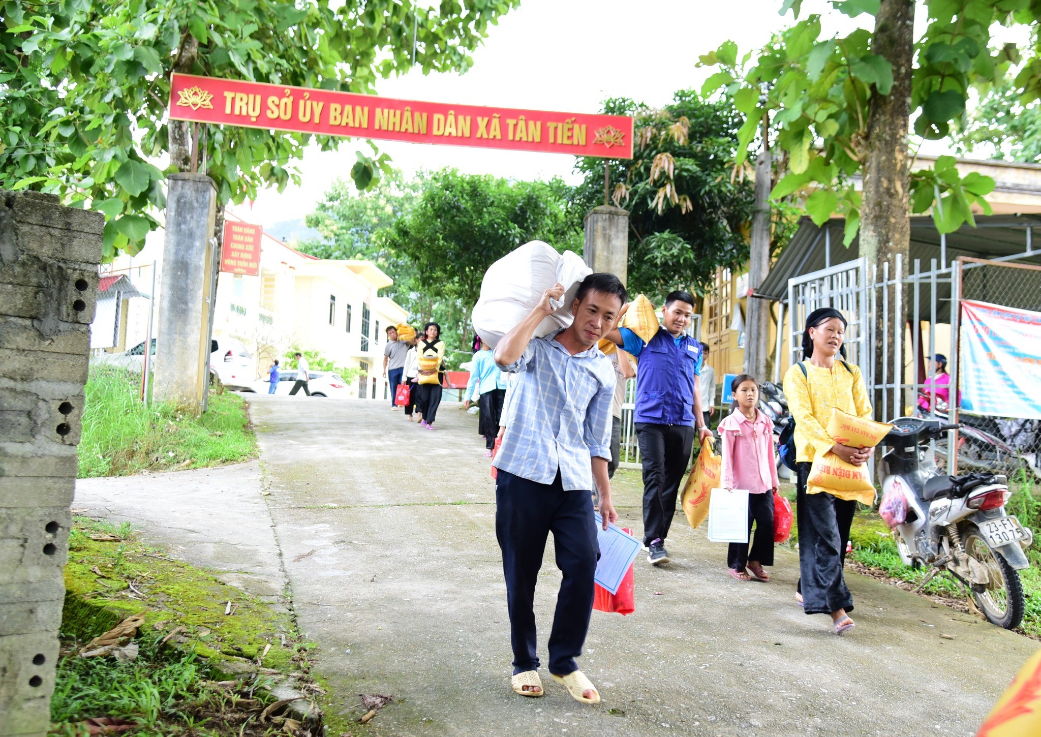 Ngày 21/9/2024, tổ chức Plan International cấp phát cứu trợ khẩn cấp cho các hộ dân xã Tân Tiến, huyện Hoàng Su Phì, tỉnh Hà Giang. Mỗi gói hỗ trợ gồm 5 triệu đồng tiền mặt, thực phẩm và đồ dùng thiết yếu. (Ảnh: Plan International Vietnam) Ngày 21/9/2024, tổ chức Plan International cấp phát cứu trợ khẩn cấp cho các hộ dân xã Tân Tiến, huyện Hoàng Su Phì, tỉnh Hà Giang. Mỗi gói hỗ trợ gồm 5 triệu đồng tiền mặt, thực phẩm và đồ dùng thiết yếu. (Ảnh: Plan International Vietnam)