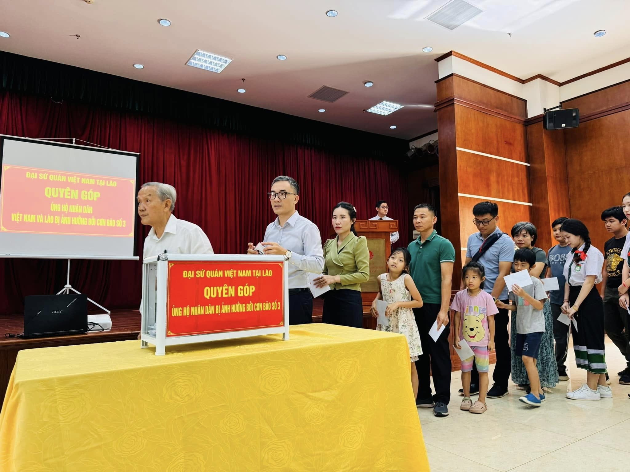 Ngày 15/9/2024, tại lễ phát động quyên góp do Đại sứ quán Việt Nam tại Lào tổ chức, cộng đồng người Việt tại Lào chung tay hỗ trợ đồng bào vùng lũ. (Ảnh: Đại sứ quán Việt Nam tại Lào) Ngày 15/9/2024, tại lễ phát động quyên góp do Đại sứ quán Việt Nam tại Lào tổ chức, cộng đồng người Việt tại Lào chung tay hỗ trợ đồng bào vùng lũ. (Ảnh: Đại sứ quán Việt Nam tại Lào)