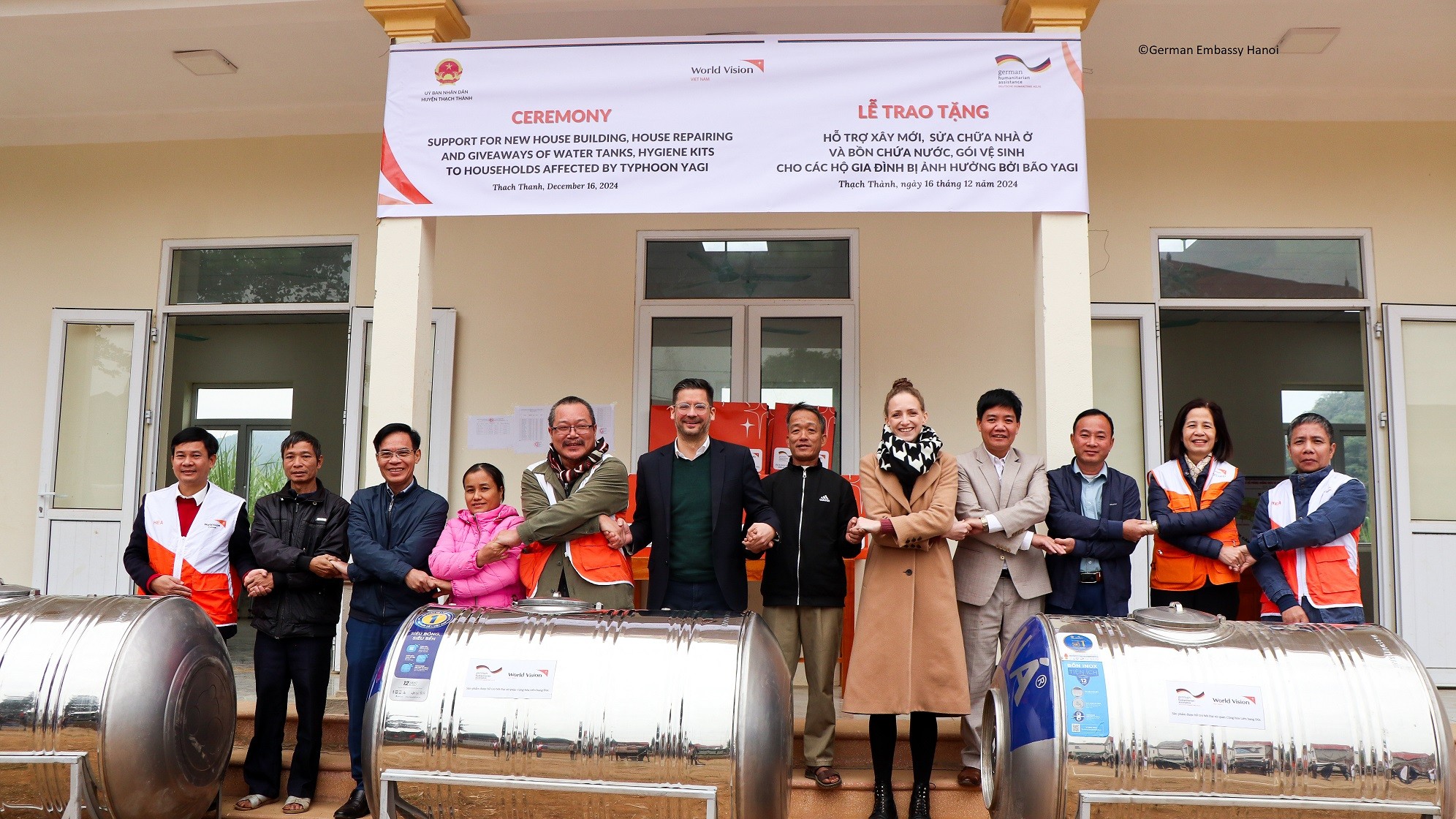 Người dân huyện Thạch Thành (tỉnh Thanh Hóa) từng bước tái thiết cuộc sống sau bão với sự hỗ trợ của bạn bè quốc tế. Trong ảnh, World Vision International tại Việt Nam phối hợp Đại sứ quán Cộng hòa Liên bang Đức trao tiền mặt hỗ trợ xây, sửa nhà; tặng bồn chứa nước và bộ dụng cụ vệ sinh cá nhân cho các hộ gia đình bị ảnh hưởng. (Ảnh: World Vision International in Viet Nam) Người dân huyện Thạch Thành (tỉnh Thanh Hóa) từng bước tái thiết cuộc sống sau bão với sự hỗ trợ của bạn bè quốc tế. Trong ảnh, World Vision International tại Việt Nam phối hợp Đại sứ quán Cộng hòa Liên bang Đức trao tiền mặt hỗ trợ xây, sửa nhà; tặng bồn chứa nước và bộ dụng cụ vệ sinh cá nhân cho các hộ gia đình bị ảnh hưởng. (Ảnh: World Vision International in Viet Nam)
