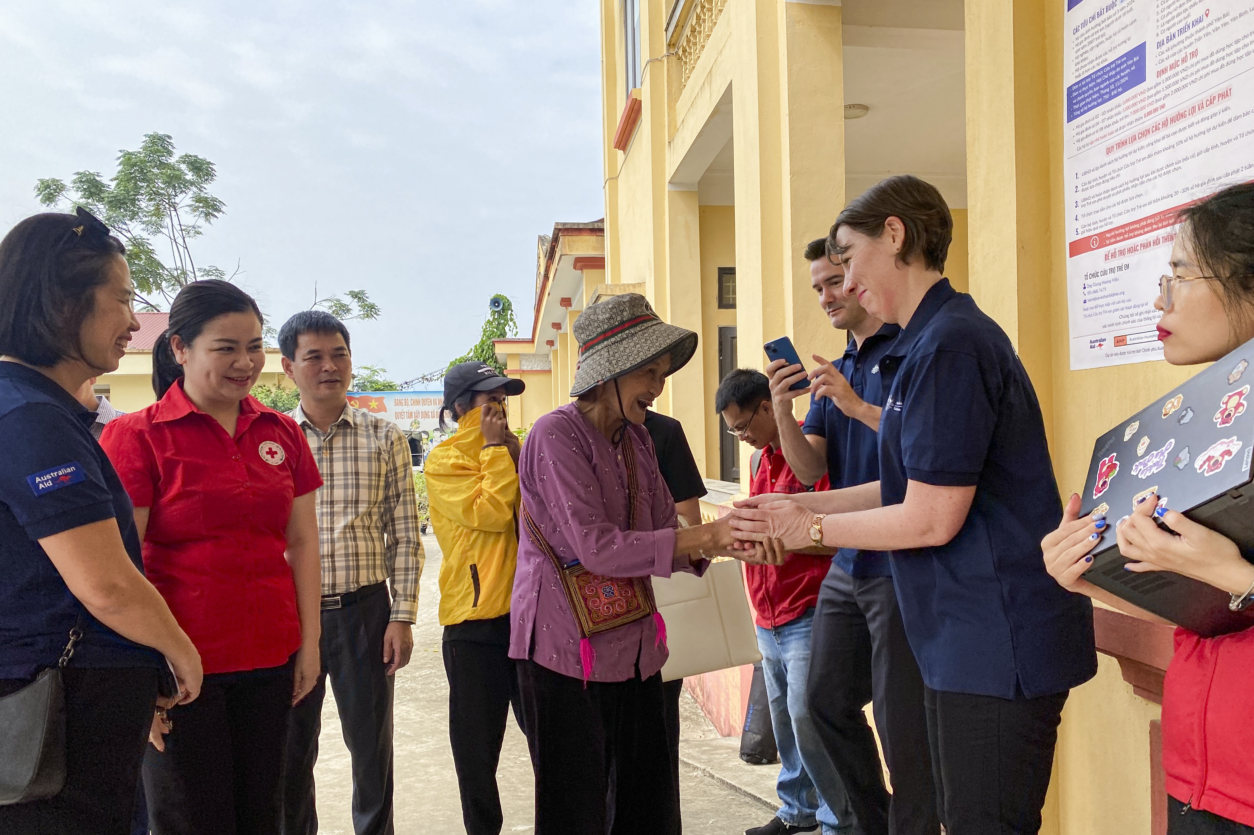 Ngày 5/11/2024, người dân xã Nga Quán, huyện Trấn Yên, tỉnh Yên Bái cảm ơn bà Renee DesChamps, Đại biện lâm thời Đại sứ quán Australia tại Việt Nam, đã phối hợp cùng Tổ chức Cứu trợ Trẻ em hỗ trợ sau bão. (Ảnh: Đinh Hòa) Ngày 5/11/2024, người dân xã Nga Quán, huyện Trấn Yên, tỉnh Yên Bái cảm ơn bà Renee DesChamps, Đại biện lâm thời Đại sứ quán Australia tại Việt Nam, đã phối hợp cùng Tổ chức Cứu trợ Trẻ em hỗ trợ sau bão. (Ảnh: Đinh Hòa)
