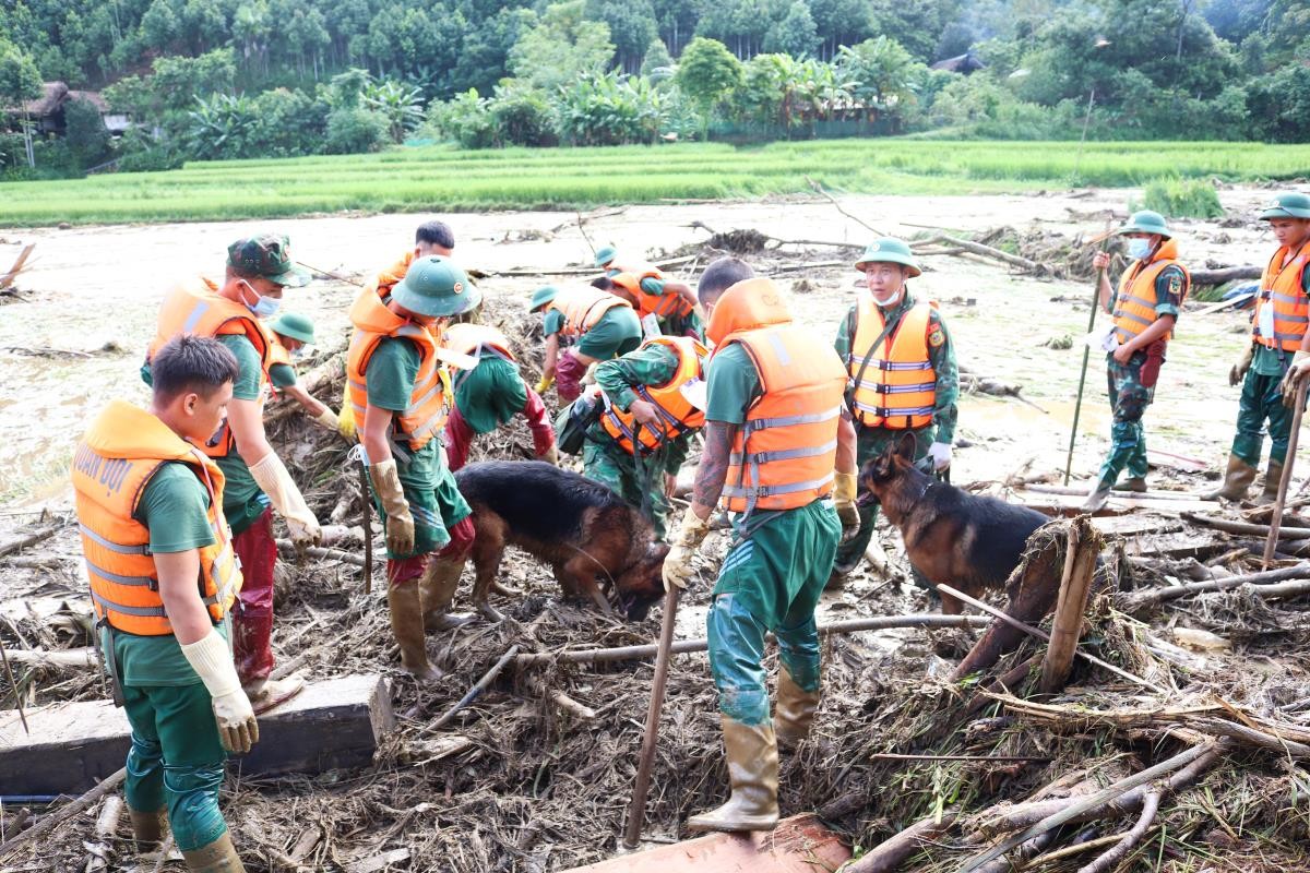 Lực lượng cứu hộ tìm kiếm nạn nhân trong trận lũ quét tại Làng Nủ, xã Phúc Khánh, huyện Bảo Yên, tỉnh Lào Cai. (Ảnh: KT) Lực lượng cứu hộ tìm kiếm nạn nhân trong trận lũ quét tại Làng Nủ, xã Phúc Khánh, huyện Bảo Yên, tỉnh Lào Cai. (Ảnh: KT)