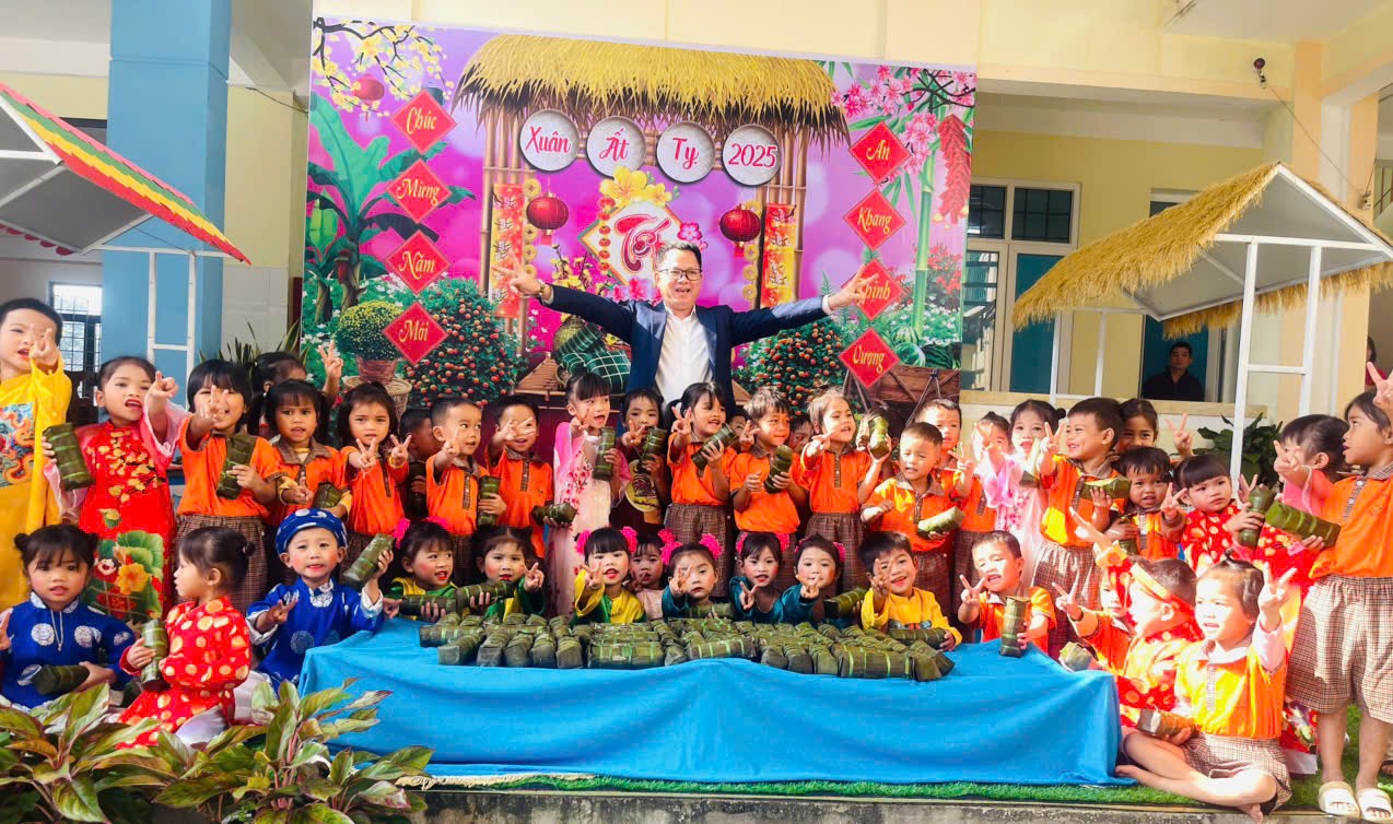 mỗi em còn được tặng một đòn bánh tét, một đôi dép và một bộ áo quần ấm mỗi em còn được tặng một đòn bánh tét, một đôi dép và một bộ áo quần ấm