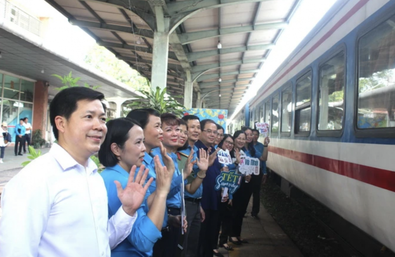 Lãnh đạo tỉnh Đồng Nai và đại diện Tổng Liên đoàn Lao động Việt Nam tiễn anh chị em công nhân về quê đón Tết 2024 (Ảnh: T.L). Lãnh đạo tỉnh Đồng Nai và đại diện Tổng Liên đoàn Lao động Việt Nam tiễn anh chị em công nhân về quê đón Tết 2024 (Ảnh: T.L).