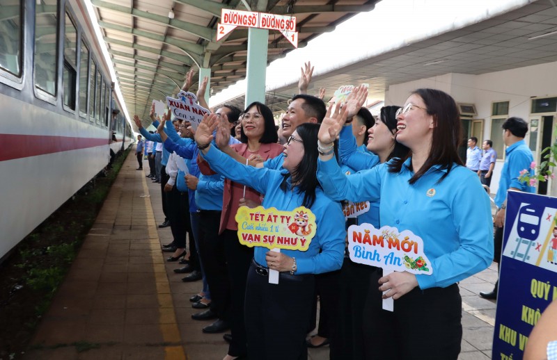 Lãnh đạo LĐLĐ Việt Nam và LĐLĐ tỉnh Đồng Nai tiễn chân công nhân về quê trên Sẽ tăng thêm chuyến tàu đưa công nhân về quê đón Tết vào năm tới