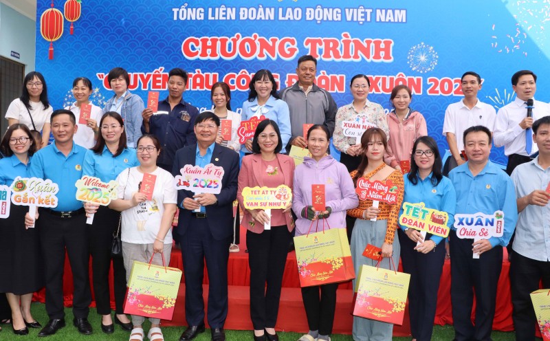 Người lao động được tặng quà trong chương trình Sẽ tăng thêm chuyến tàu đưa công nhân về quê đón Tết vào năm tới