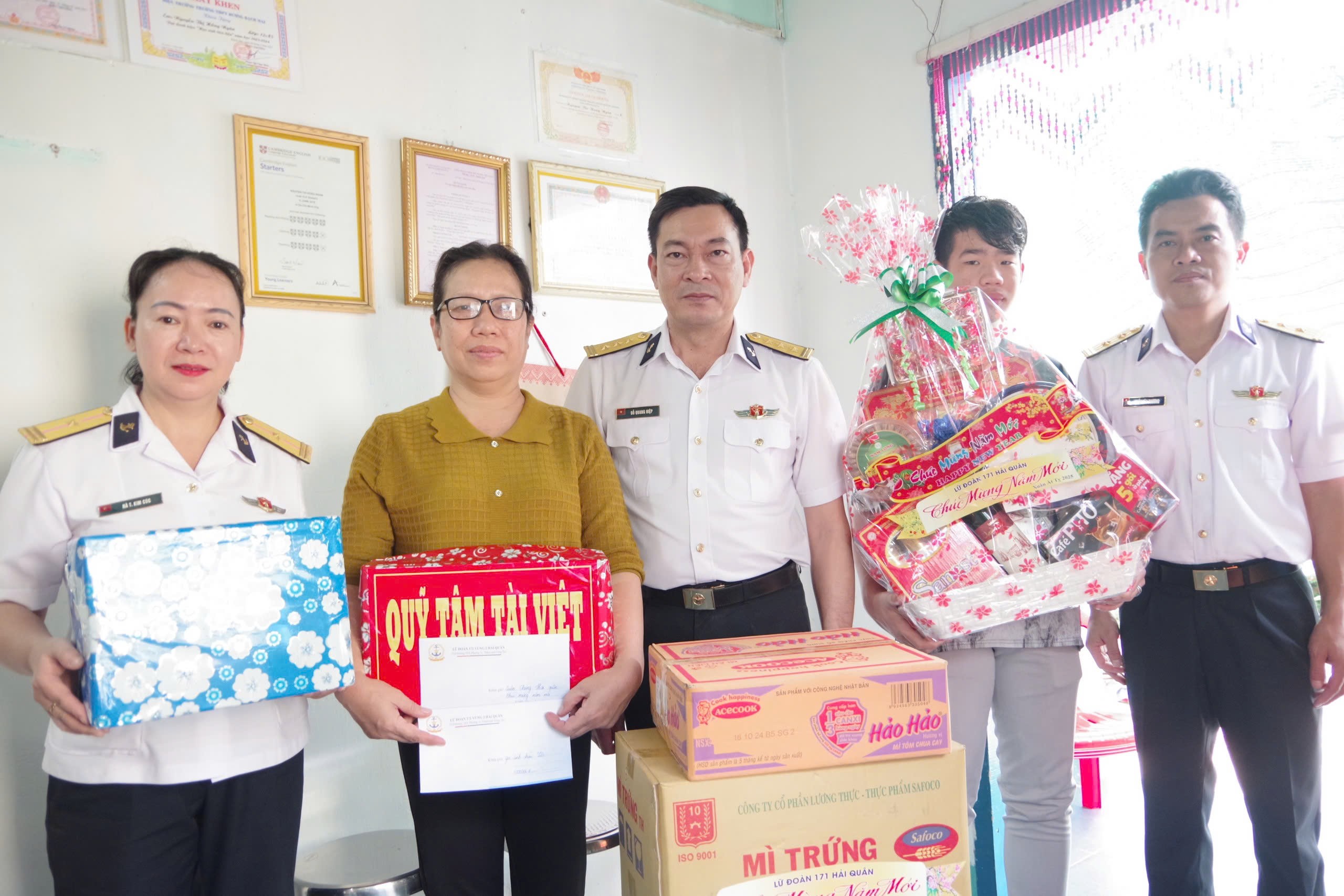 Thăm, tặng quà Tết cho con ngư dân nhận đỡ đầu Thăm, tặng quà Tết cho con ngư dân nhận đỡ đầu