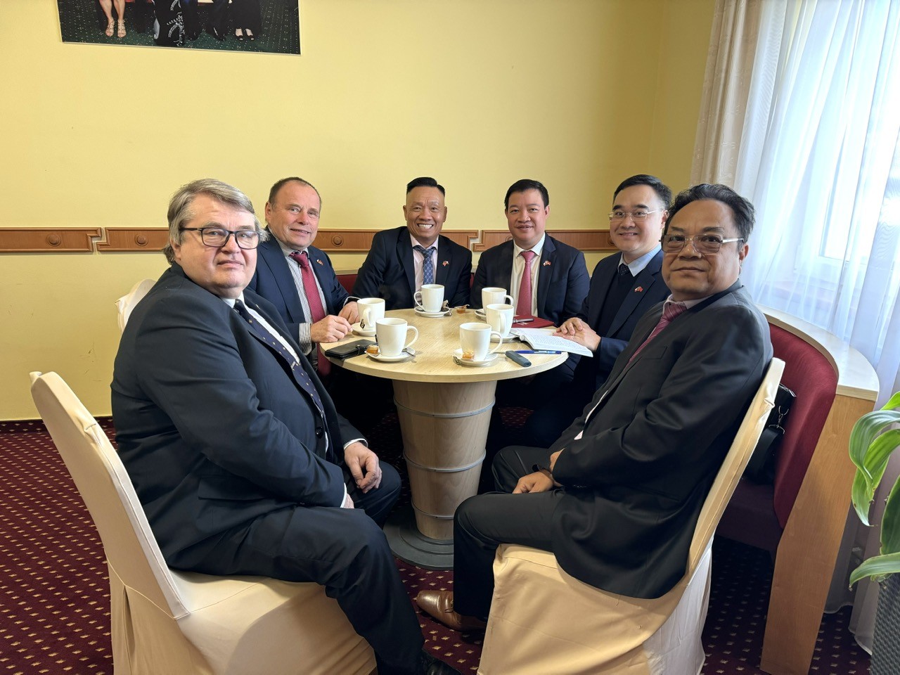 Phó Chủ tịch VUFO tháp tùng Thủ tướng làm việc tại Ba Lan, Séc và Thụy Sỹ