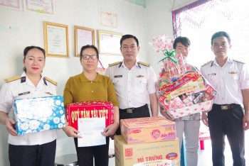 Thăm, tặng quà Tết cho con ngư dân nhận đỡ đầu