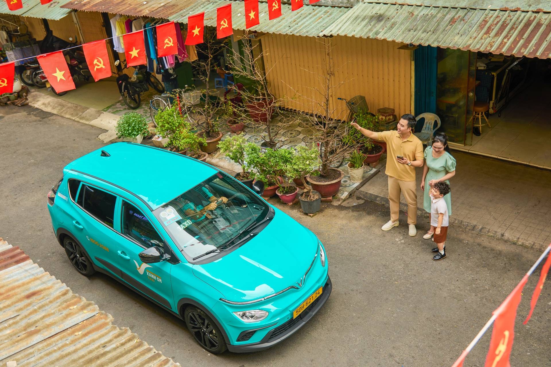 Dịch vụ của Xanh SM được đánh giá cao khi mang lại trải nghiệm di chuyển tiện nghi, an toàn cùng sự thân thiện, lịch thiệp và chuyên nghiệp của tài xế Dịch vụ của Xanh SM được đánh giá cao khi mang lại trải nghiệm di chuyển tiện nghi, an toàn cùng sự thân thiện, lịch thiệp và chuyên nghiệp của tài xế